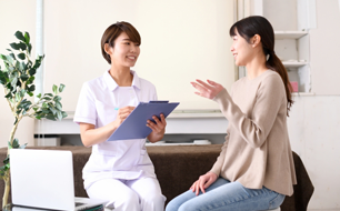 お医者さんと相談する女性